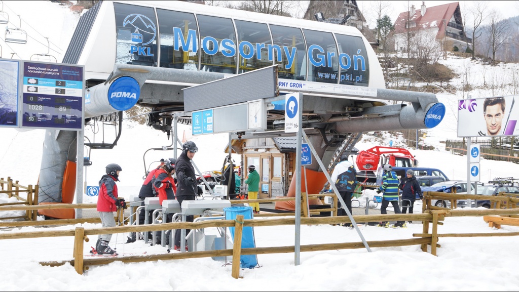Station de tourisme et de ski - Mosorny Groń à Zawoja Mosorny Gron - l'une des meilleures pistes de ski - Mosorny Groń à Zawoja. Magnifiquement situé face à Babia Gora, il jouit d'une grande popularité parmi les amateurs du ski – les skieurs et les snowbo